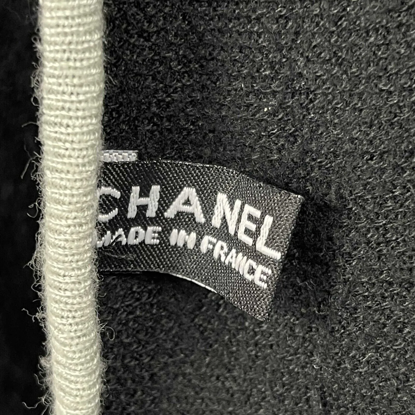 Chanel - Monochrome CC Logo Embroidered Cashmere Knit - Black/White Scarf