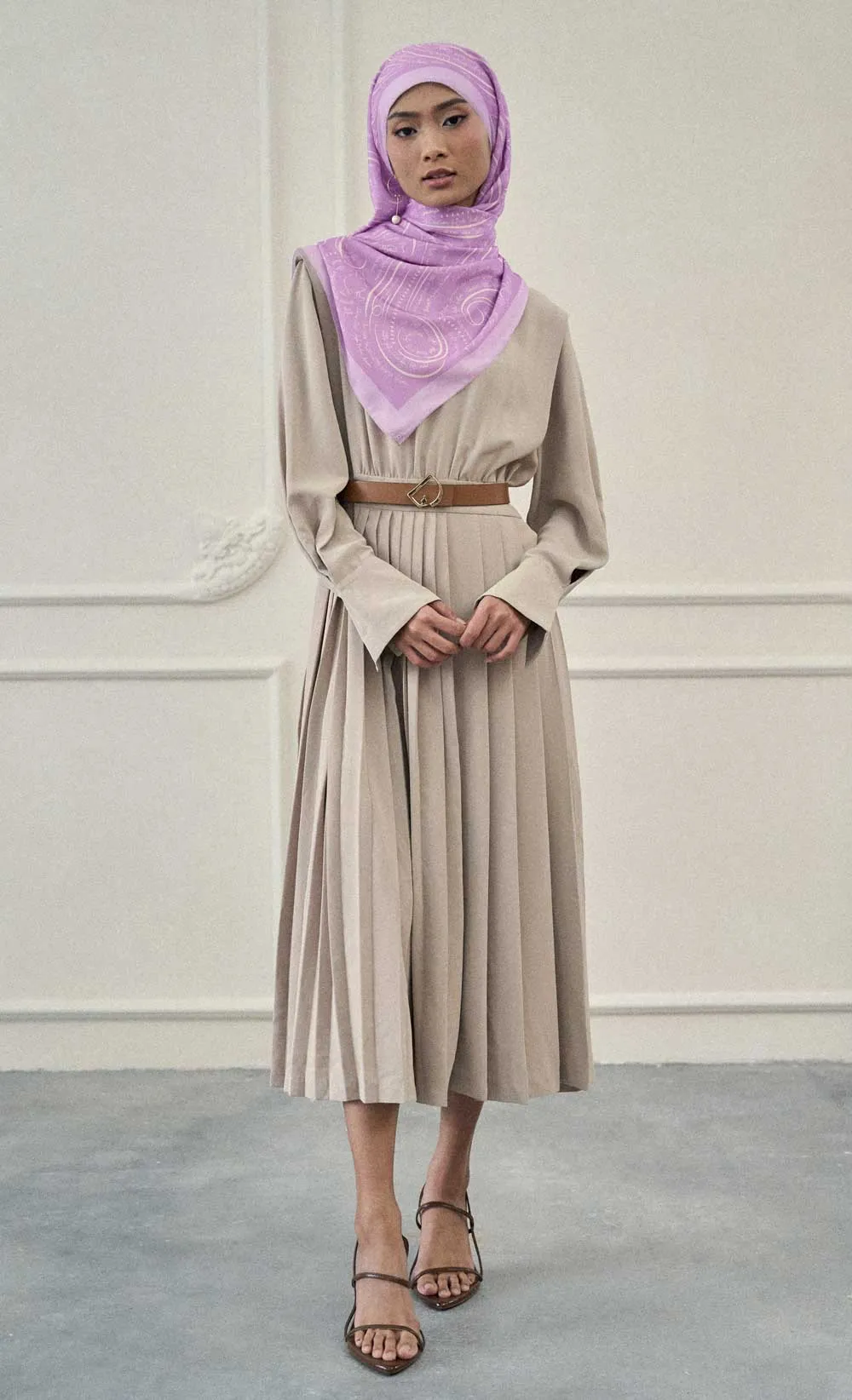 The dUCkade dUCk Matte Satin Silk Shawl in Violet Jade